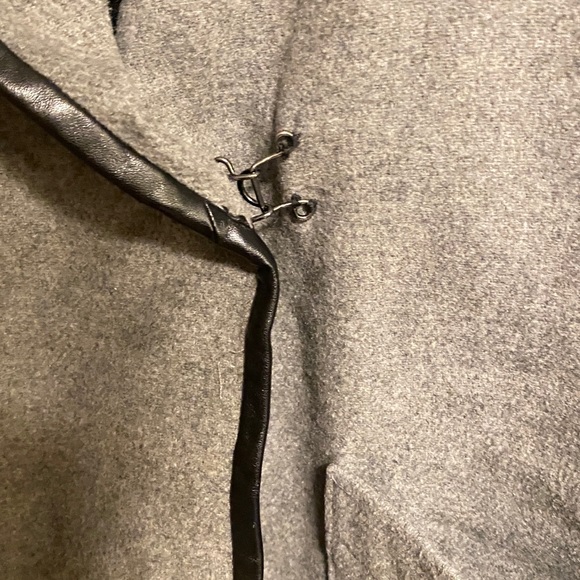 Gorgeous Woman’s blazer with leather trim - Picture 6 of 7